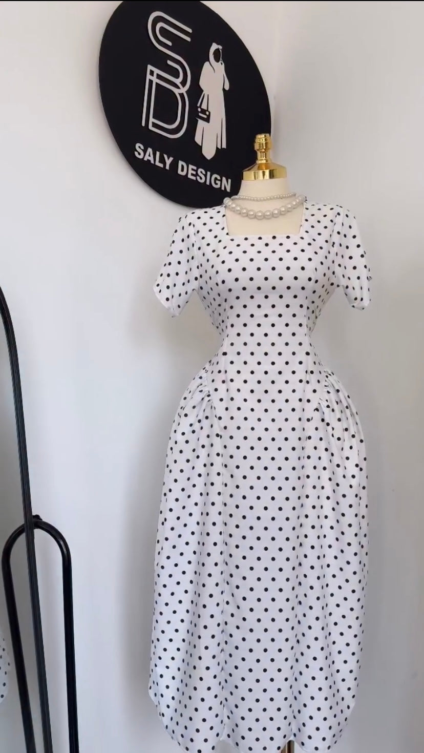 Robe blanche à pois noirs élégante ✨